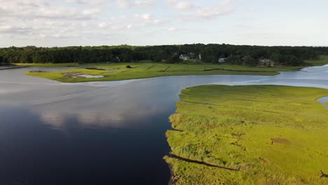 Luftaufnahme-Von-Salzwiesen-Mit-Grüner-Vegetation-In-Der-Nähe-Von-Situate-Town-In-Massachusetts