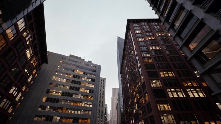Vista urbana moderna ao pôr do sol, ao anoitecer, sobre estruturas imponentes de vidro e tijolo