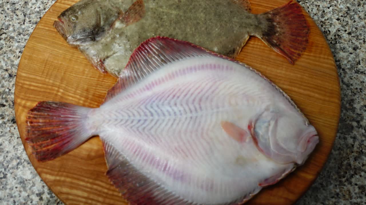 Cá bơn trên thớt