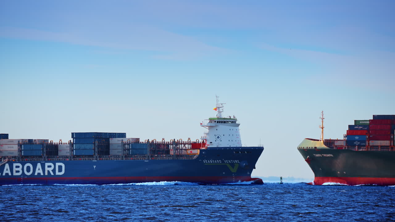 Nueva York, EE. UU., 24 de diciembre de 2025: Dos grandes barcos portacontenedores pasando cerca en aguas abiertas. El Seaboard Venture y el Tampa Triumph navegan uno al lado del otro bajo un cielo azul despejado con suaves olas.
