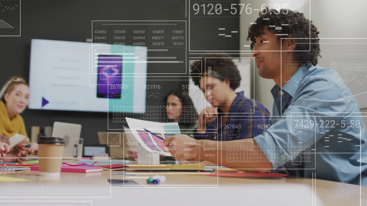animación del procesamiento de datos sobre diversos colegas que se reúnen en la oficina