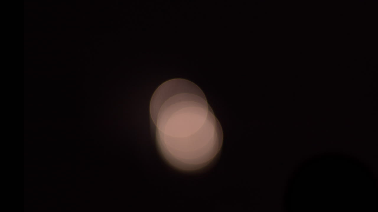 멀리서 초점이 맞지 않는 불꽃에 의해 생성된 보케 패턴의 와이드 샷