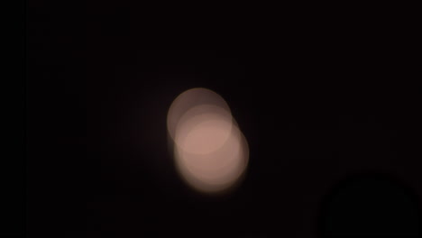 toma amplia de patrones bokeh creados por fuegos artificiales fuera de foco en la distancia