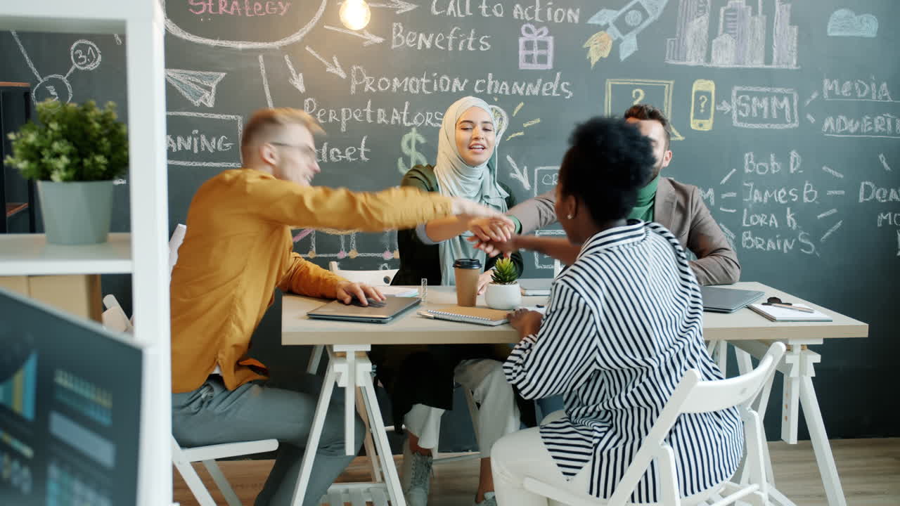 equipo celebrando el éxito en una oficina moderna