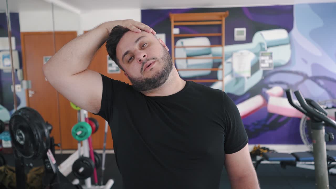 체육관 스포츠와 라이프 스타일에서 워밍업 목 근육을 스트레칭 전면보기 젊은 남자