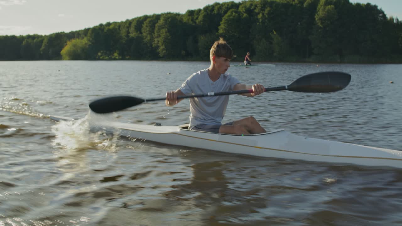 Kayak su un lago