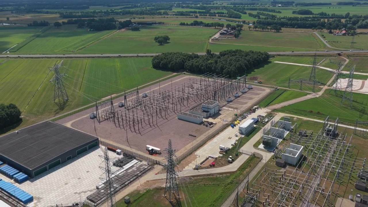 Vista aerea di una sottostazione elettrica in un paesaggio rurale
