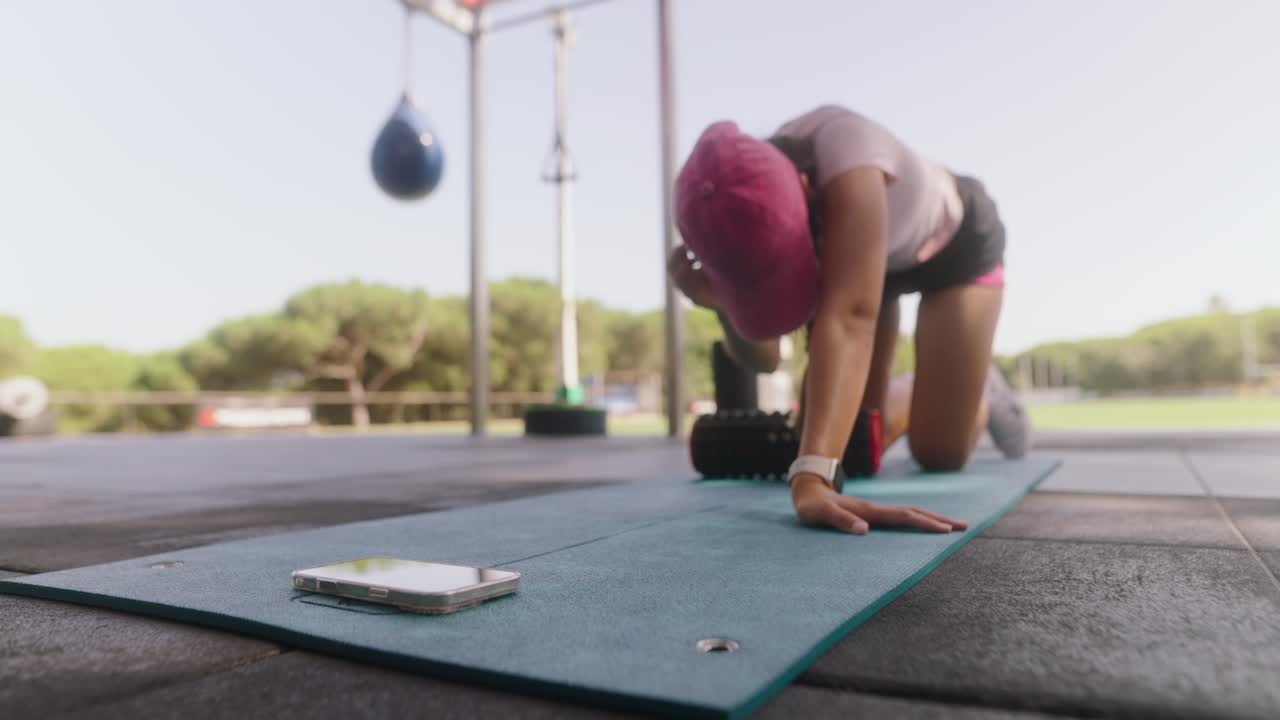 mujer haciendo ejercicio de tabla al aire libre