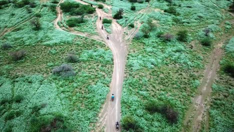 jinetes que viajan durante las excursiones en moto de safari en kenia - toma de drones