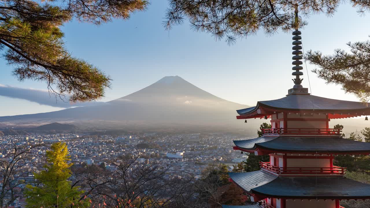 Smuk udsigt over Fuji-bjerget og Chureito-pagoden ved solnedgang - timelapse-visning