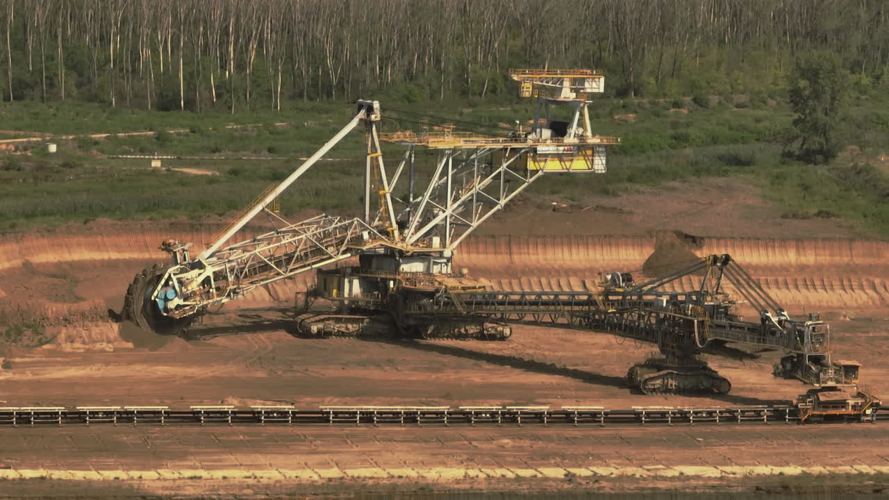 mina a cielo abierto con maquinaria pesada