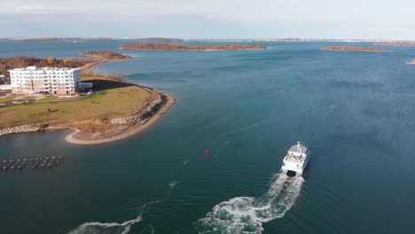 Luftaufnahmen-Von-Drohnen,-Die-Tagsüber-Einem-Pendlerboot-Im-Hafen-Folgen-Und-Es-Dann-überholen