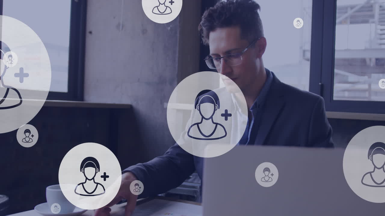 animación de la red de conexiones con iconos sobre empresario caucásico usando computadora portátil