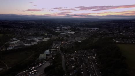 Paisaje-Urbano-De-La-Ciudad-De-Yorkshire-Al-Atardecer-Disparado-Con-Un-Dron