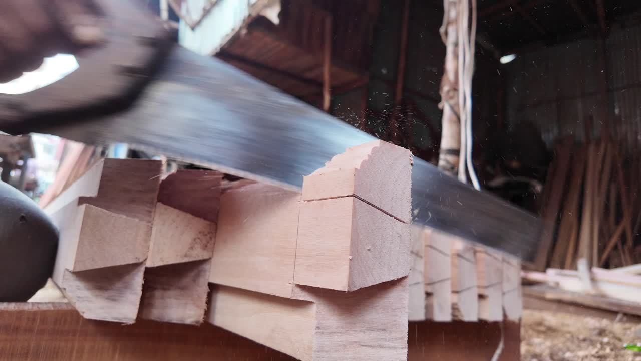 proceso de carpintería con sierra de mano