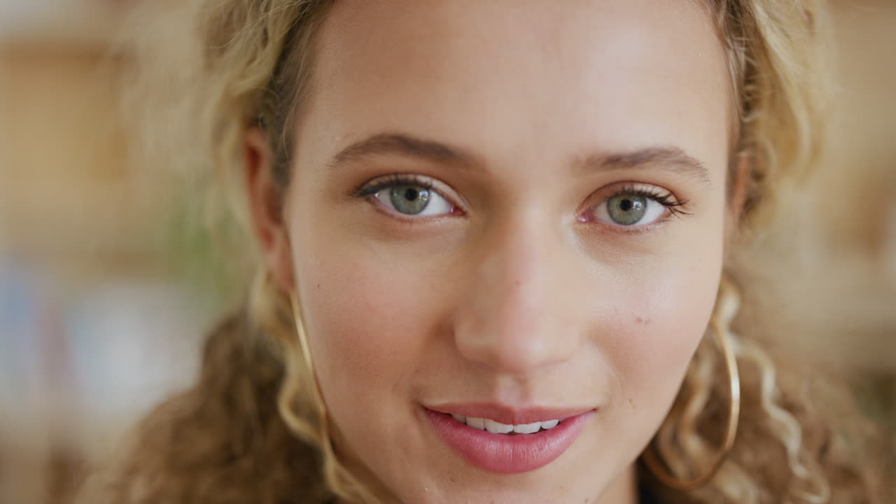 feliz, cara o mujer zoom sonrisa para la felicidad