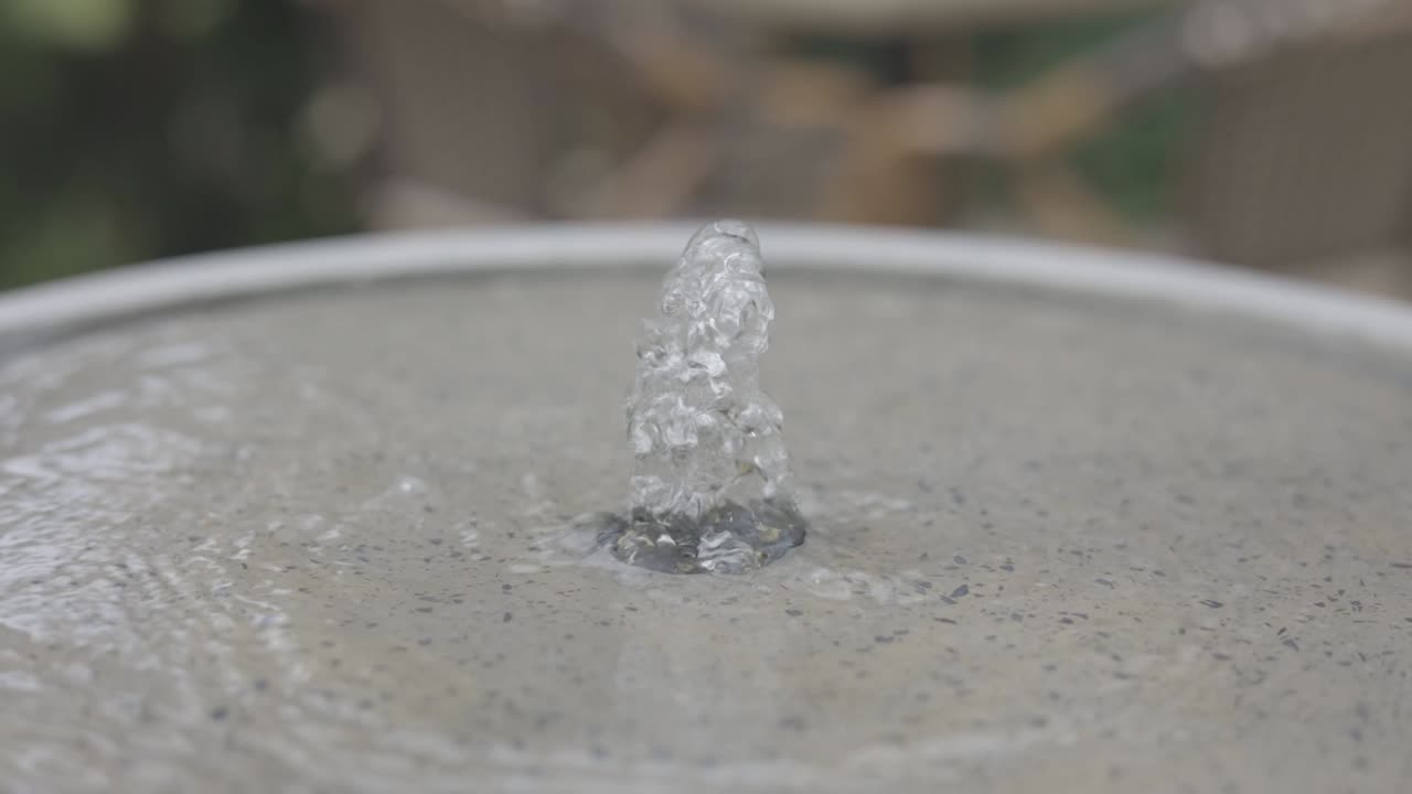 Nærbillede af en lille krystalklar vandkilde, c-log rå slowmotion.