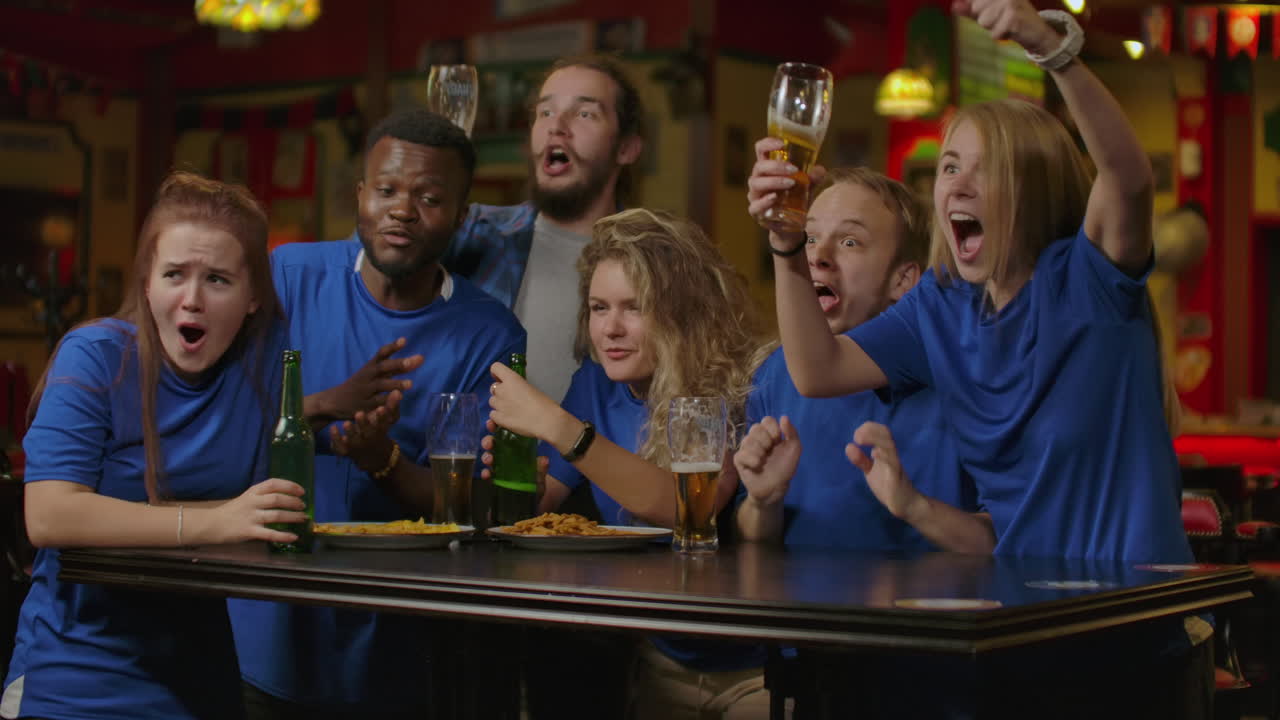 personas deportivas ocio amistad y concepto de entretenimiento - fanáticos felices del fútbol o amigos hombres bebiendo cerveza y celebrando la victoria en un bar o pub
