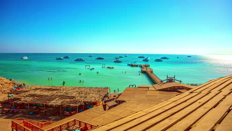 vista del mar rojo con gente y yates de lujo en el agua turquesa - lapso de tiempo