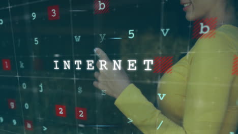 animación del procesamiento de datos sobre una mujer biracial usando un teléfono inteligente