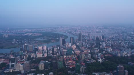 霍奇明市和塞貢河在晴朗的陽光下下午的空中景色