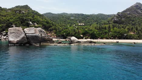 Drone-flight-facing-Tanote-Bay-Beachfront-in-Koh-Tao,-Thailand,-with-a-Drone