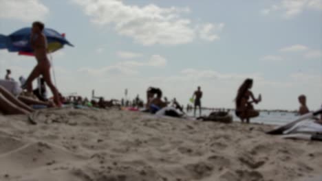 Blurry-background-of-unrecognizable-tourists-in-the-beach-during-summer-vacation,-still-shot