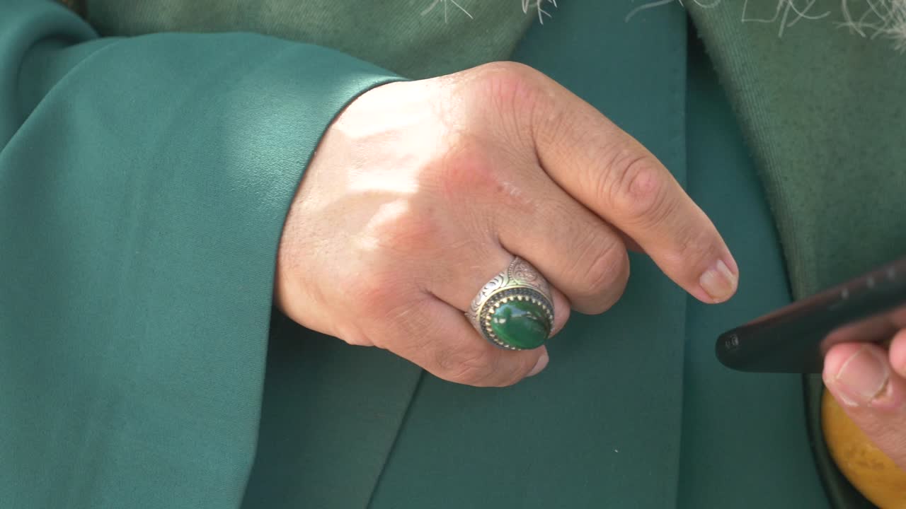 반지 를 가진 전통 의 옷 을 입은 노인