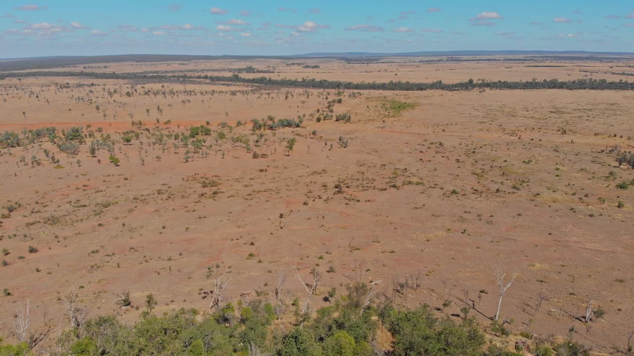 Boscaglia secca e montagna nella zona del fiume MacKenzie, Queensland, Australia