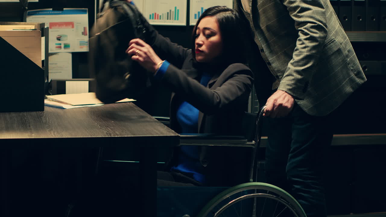 마비 된 수사관 이 경찰 아카이브 방 에서 오래된 사건 파일을 읽고 있다