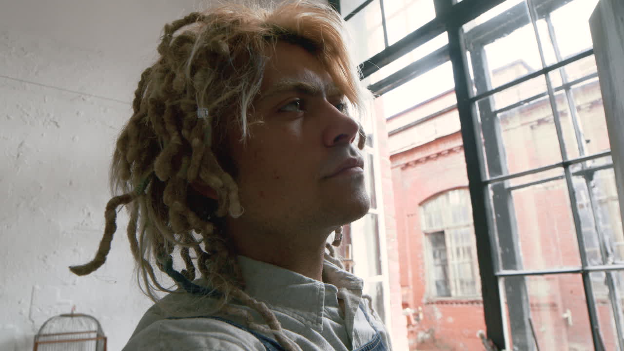 artista pintando en el interior