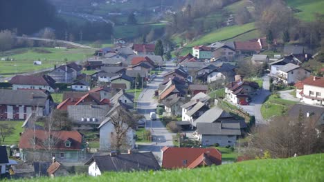 Schwenk-über-Dorfhäuser-An-Einem-Sonnigen-Tag