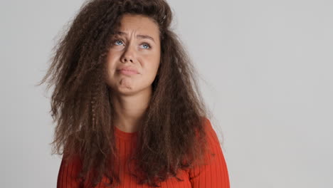 triste mujer caucásica de cabello rizado.