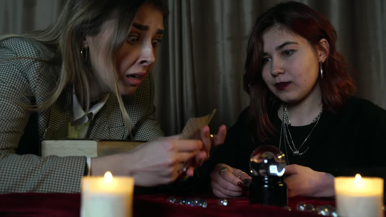 두 명의 젊은 여성들이 예언 세션에 참여하고 있습니다.