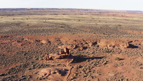 órbita-Aérea-Alrededor-De-Las-Ruinas-Del-Pueblo-De-Wukoki-En-El-Desierto,-Arizona,-Ee.uu.