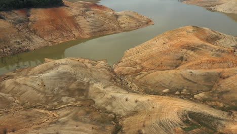 Drone-footage-of-man-made-reservoir-in-Oroville,-California