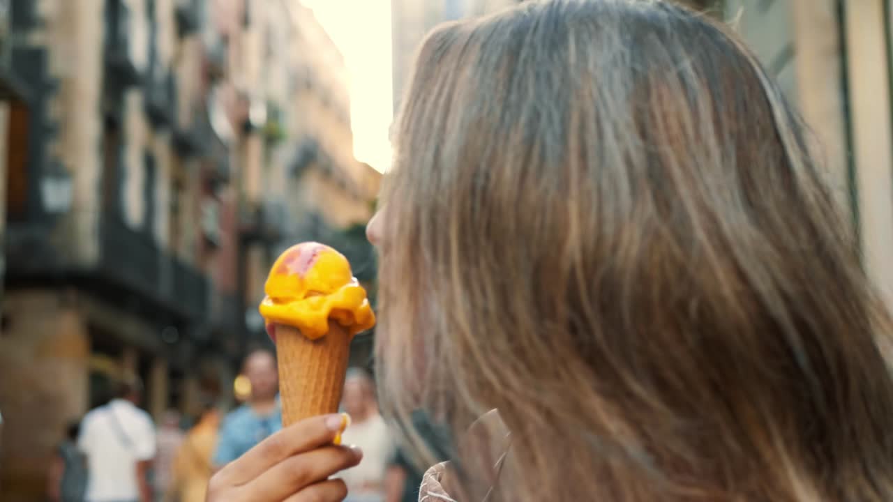 Primo piano di donna carina che mangia un gelato all'aperto. Bella ragazza che lecca un gelato.