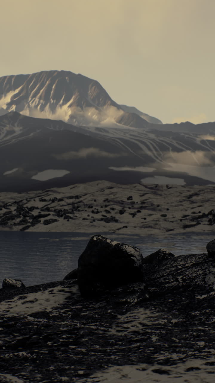 montañas cubiertas de nieve y un lago congelado
