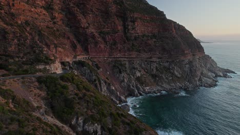 vista panorámica de chapman's peak drive durante la puesta de sol en ciudad del cabo, sudáfrica - toma de avión no tripulado