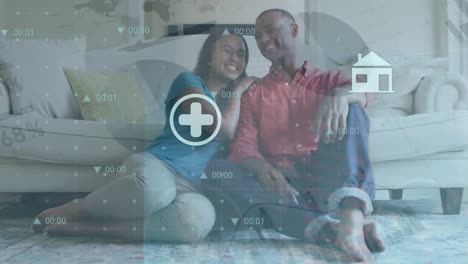 animación de procesamiento de datos sobre una pareja afroamericana abrazándose y sonriendo.