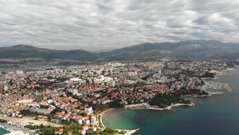 Hermosa-Bahía-En-La-Costa-Adriática-Con-Una-Ciudad-Grande-Y-Hermosa-Al-Fondo