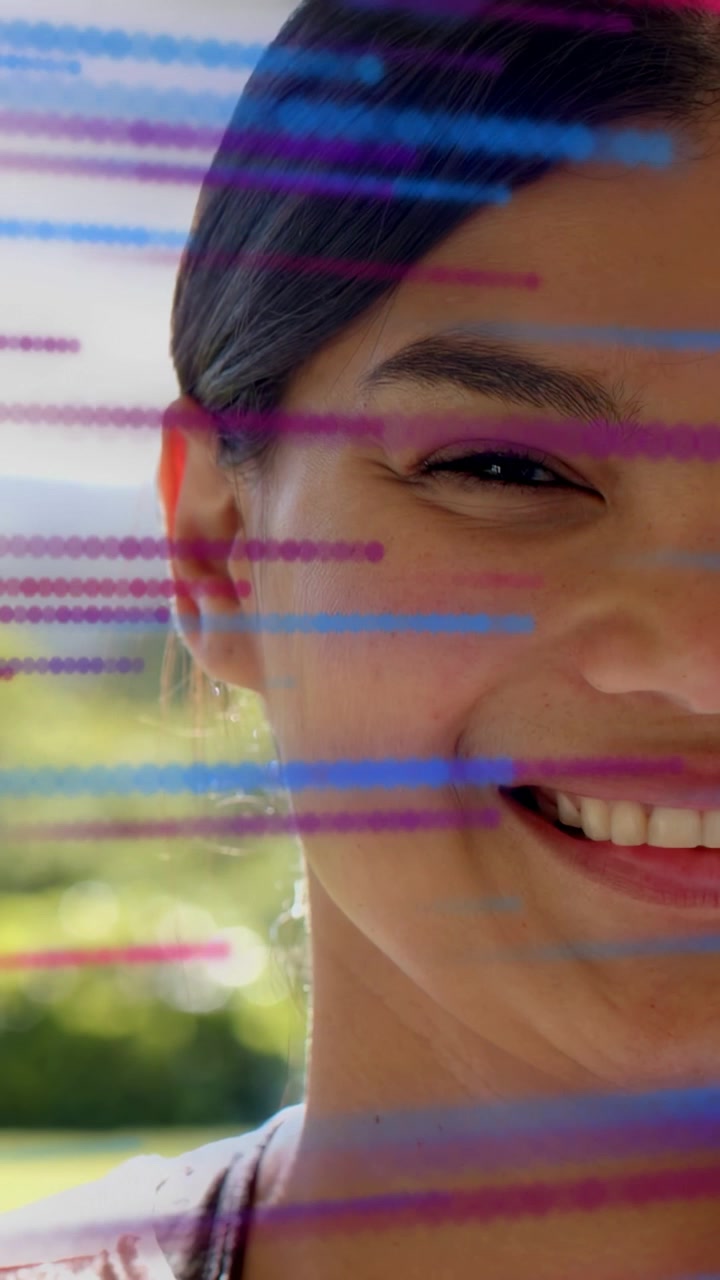 Video verticale: Donna che incrocia lo sguardo e sorride mentre strisce appaiono da sinistra attraversando il viso per marketing.