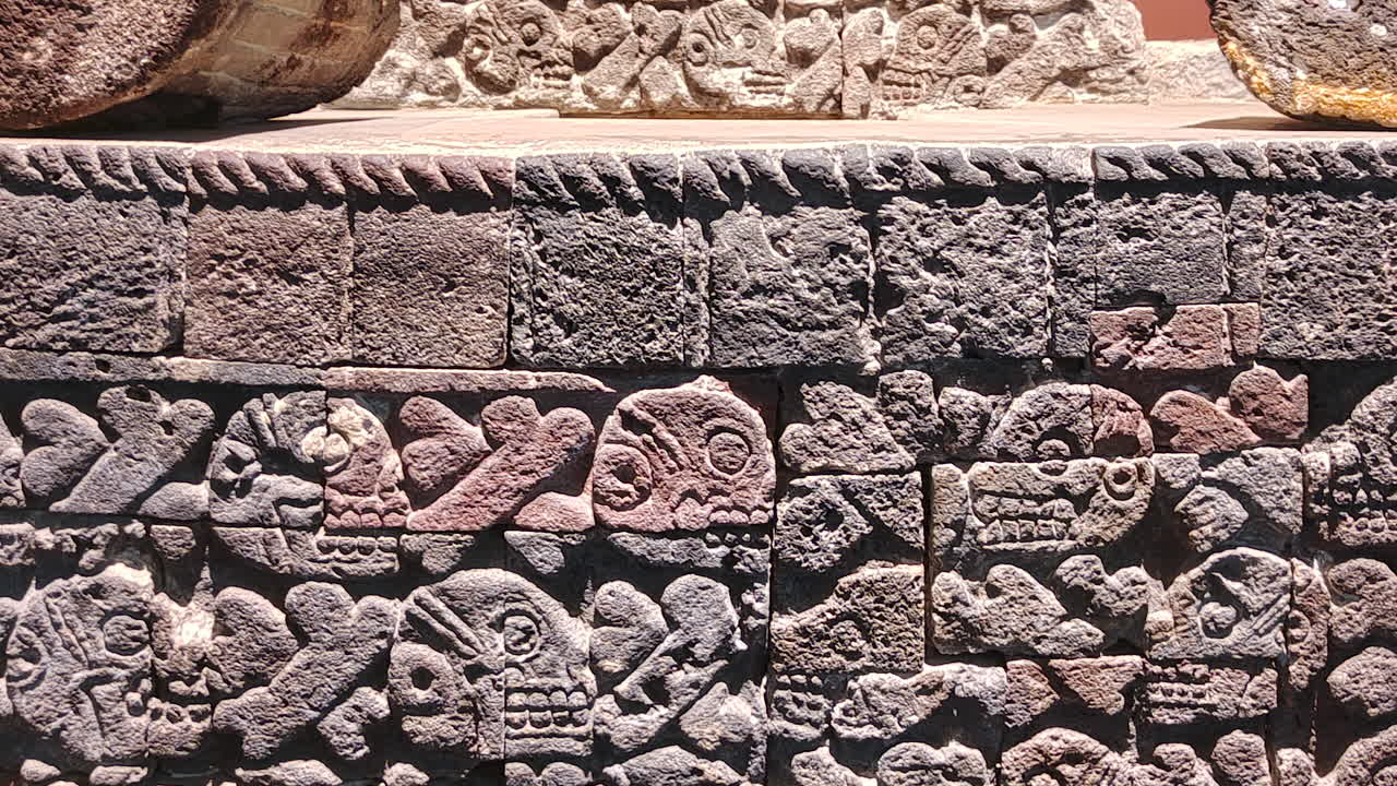 vista de rocas talladas de origen azteca en tenochtitlán, ciudad de méxico