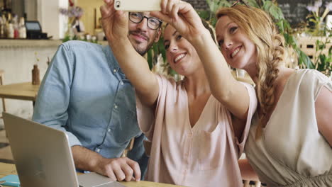 amigos tomando selfies en el café