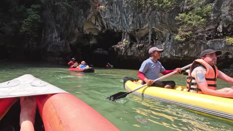 grupo de personas en kayak en un río tranquilo