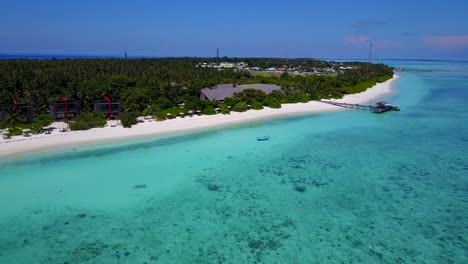 一座加勒比海度假村的空中景色, 靠近白色沙<unk>和<unk>色海