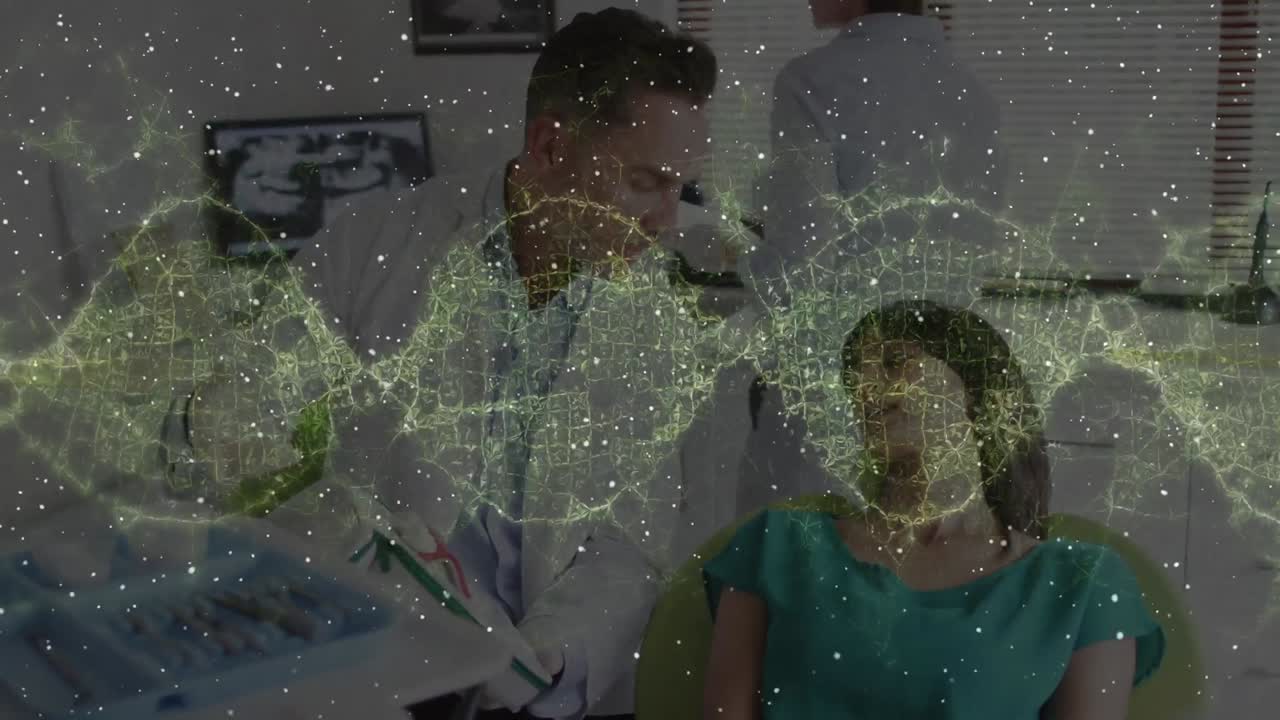 animación de la cadena de adn sobre un médico masculino caucásico hablando con un paciente