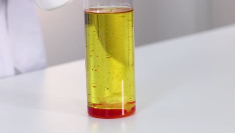 la reacción química crea un efecto de burbujas coloridas