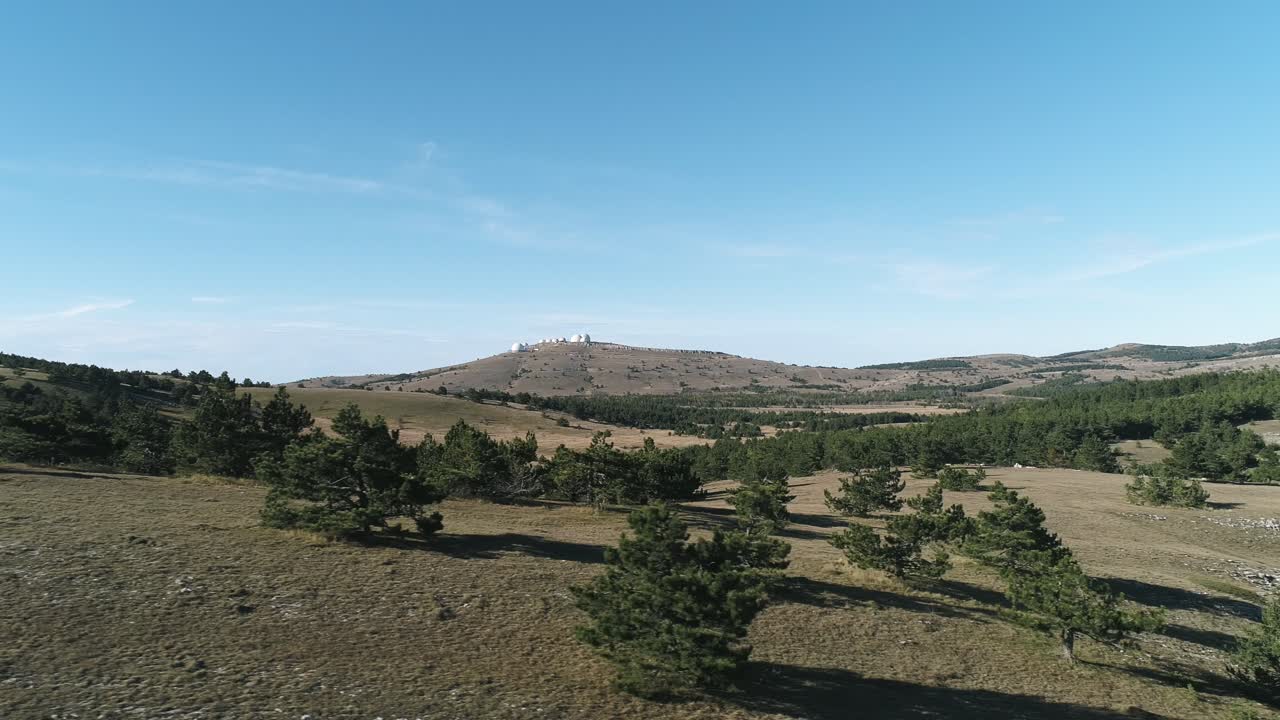 paisaje montañoso con observatorio