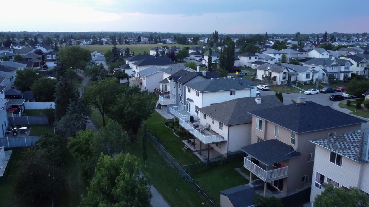 Comunidad residencial, vecindario, aproximación, día nublado, dron, aéreo, Monterey Park, Calgary, Alberta, Canadá